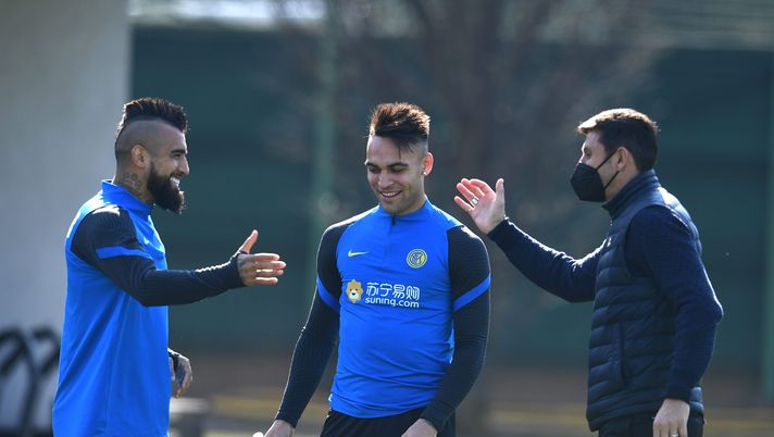 COMO, ITALY - MARCH 10: Vice President FC Internazionale Javier Zanetti (R), Arturo Vidal (L) and Lautaro Martínez of FC Internazionale (C) chat during a training session at Appiano Gentile on March 10, 2021 in Como, Italy. (Photo by Claudio Villa - Inter/Inter via Getty Images) 