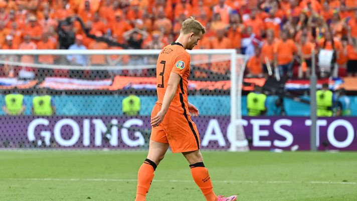BUDAPEST, HUNGARY - JUNE 27: Matthijs de Ligt of Netherlands looks dejected after being shown a red card during the UEFA Euro 2020 Championship Round of 16 match between Netherlands and Czech Republic at Puskas Arena on June 27, 2021 in Budapest, Hungary. (Photo by Tibor Illyes - Pool/Getty Images) Pimenta: “De Ligt-Bayern si farà: dobbiamo ringraziare la Juve per lui e Pogba” - immagine 1
