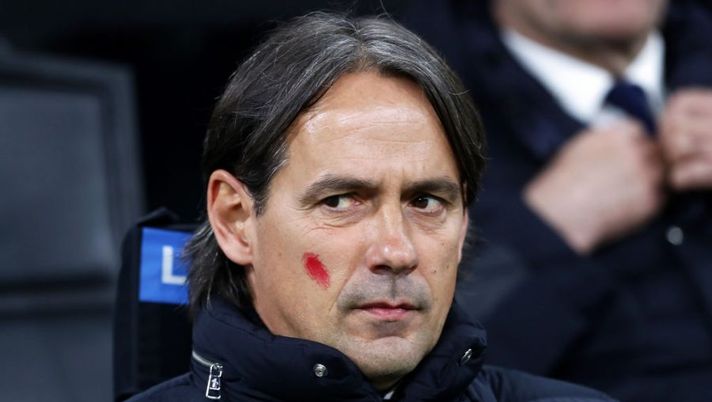 MILAN, ITALY - FEBRUARY 18: Simone Inzaghi, Head Coach of FC Internazionale, looks on with a red mark on their face in support of the #UNROSSOALLAVIOLENZA - the WeWorld Violence Against Women campaign, prior to the Serie A match between FC Internazionale and Udinese Calcio at Stadio Giuseppe Meazza on February 18, 2023 in Milan, Italy. (Photo by Marco Luzzani/Getty Images) Inzaghi: “Skriniar, il verdetto e quando torna! Dimarco, Correa, Lukaku, Brozovic, Asllani…” - immagine 1