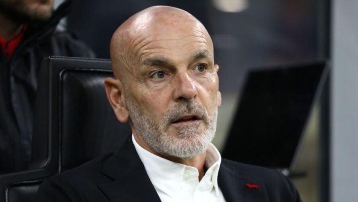 MILAN, ITALY - NOVEMBER 07: AC Milan coach Stefano Pioli looks on before the Serie A match between AC Milan and FC Internazionale at Stadio Giuseppe Meazza on November 07, 2021 in Milan, Italy. (Photo by Marco Luzzani/Getty Images) Pioli: “Come sta Ibra e cosa filtra verso il Napoli! Il trequartista e Rebic…” - immagine 1
