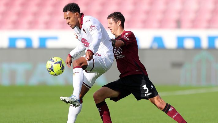 SALERNO, ITALY - JANUARY 08: Valentino Lazaro of Torino FC battles for possession with Domagoj Bradaric of Salernitana during the Serie A match between Salernitana and Torino FC at Stadio Arechi on January 08, 2023 in Salerno, Italy. (Photo by Francesco Pecoraro/Getty Images) Fantacalcio Torino, lungo stop per Lazaro! Come cambiano le gerarchie sulle fasce in casa granata - immagine 1