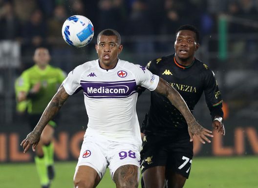 VENICE, ITALY - OCTOBER 18: David Okereke of Venezia competes for the ball with Igor Julio of Fiorentina during the Serie A match between Venezia FC and ACF Fiorentina at Stadio Pier Luigi Penzo on October 18, 2021 in Venice, Italy. (Photo by Maurizio Lagana/Getty Images) VENICE, ITALY - OCTOBER 18: David Okereke of Venezia competes for the ball with Igor Julio of Fiorentina during the Serie A match between Venezia FC and ACF Fiorentina at Stadio Pier Luigi Penzo on October 18, 2021 in Venice, Italy. (Photo by Maurizio Lagana/Getty Images)