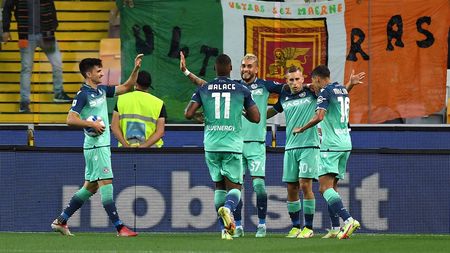 UDINE, ITALY - AUGUST 27: Gerard Deulofeu of Udinese Calcio celebrates with teammates after scoring his team second goal during the Serie A match between Udinese Calcio and Venezia FC at Dacia Arena on August 27, 2021 in Udine, Italy. (Photo by Alessandro Sabattini/Getty Images) UDINE, ITALY - AUGUST 27: Gerard Deulofeu of Udinese Calcio celebrates with teammates after scoring his team second goal during the Serie A match between Udinese Calcio and Venezia FC at Dacia Arena on August 27, 2021 in Udine, Italy. (Photo by Alessandro Sabattini/Getty Images)