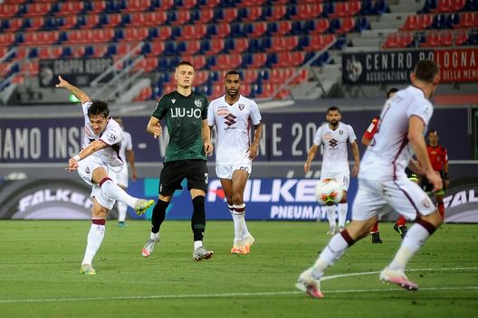  BOLOGNA, ITALY - AUGUST 02: Simone Verdi of Torino FC kicks towards the goal during the serie A match between Bologna FC and Torino FC at Stadio Renato Dall'Ara on August 02, 2020 in Bologna, Italy. (Photo by Mario Carlini / Iguana Press/Getty Images) 