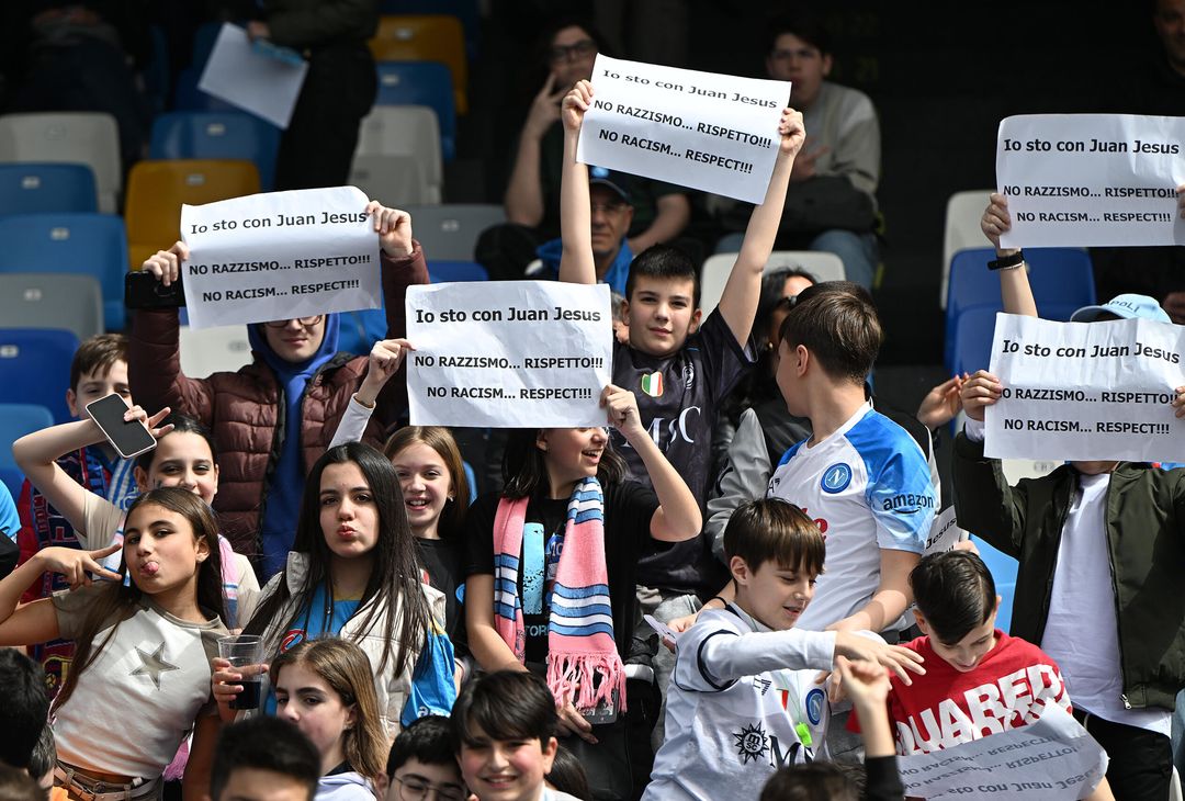 Il pubblico del Maradona dice no al razzismo prima di Napoli-Atalanta