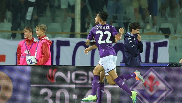 FLORENCE, ITALY - AUGUST 18: Arthur Mendonça Cabral of ACF Fiorentina and Nicolas Ivan Gonzalez of ACF Fiorentina celebrates after scoring a goal during the UEFA Europa Conference League 2022/23 Play-offs First Leg match between ACF Fiorentina and FC Twente at Artemio Franchi on August 18, 2022 in Florence, Italy. (Photo by Gabriele Maltinti/Getty Images) Nico Gonzalez assente dal 1′. Il motivo della panchina dell’argentino - immagine 1