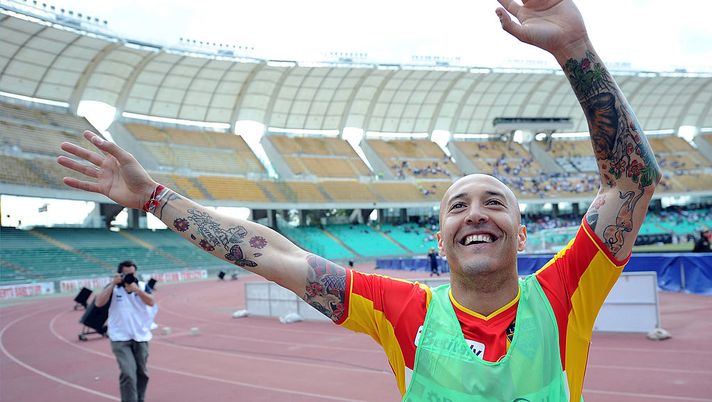 BARI, ITALY - MAY 15: Javier Chevanton of Lecce celebrates the victory after the Serie A match between AS Bari and Lecce at Stadio San Nicola on May 15, 2011 in Bari, Italy. (Photo by Giuseppe Bellini/Getty Images) Chevanton rivela: “Avrei potuto vestire la maglia della Fiorentina, ecco come” - immagine 1
