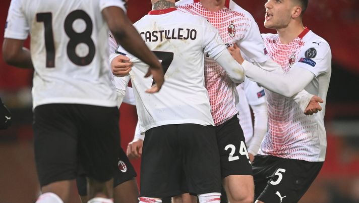 MANCHESTER, ENGLAND - MARCH 11: Simon Kjaer of A.C. Milan celebrates with teammates Samu Castillejo and Diogo Dalot after scoring their team's first goal during the UEFA Europa League Round of 16 First Leg match between Manchester United and A.C. Milan at Old Trafford on March 11, 2021 in Manchester, England. Sporting stadiums around the UK remain under strict restrictions due to the Coronavirus Pandemic as Government social distancing laws prohibit fans inside venues resulting in games being played behind closed doors. (Photo by Laurence Griffiths/Getty Images) MANCHESTER, ENGLAND - MARCH 11: Simon Kjaer of A.C. Milan celebrates with teammates Samu Castillejo and Diogo Dalot after scoring their team's first goal during the UEFA Europa League Round of 16 First Leg match between Manchester United and A.C. Milan at Old Trafford on March 11, 2021 in Manchester, England. Sporting stadiums around the UK remain under strict restrictions due to the Coronavirus Pandemic as Government social distancing laws prohibit fans inside venues resulting in games being played behind closed doors. (Photo by Laurence Griffiths/Getty Images)