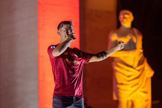 ROME, ITALY - JULY 26: AS Roma player Paulo Dybala during the presentation to fans from Palazzo della Civiltà on July 26, 2022 in Rome, Italy. (Photo by Fabio Rossi/AS Roma via Getty Images) Roma, Abraham: “Dybala un privilegio, sogniamo lo scudetto”- immagine 2