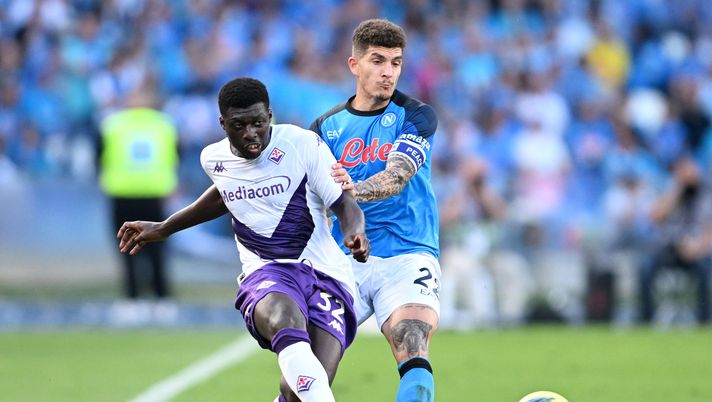 NAPLES, ITALY - MAY 07: Alfred Duncan of ACF Fiorentina passes the ball whilst being challenged by Giovanni Di Lorenzo of SSC Napoli during the Serie A match between SSC Napoli and ACF Fiorentina at Stadio Diego Armando Maradona on May 07, 2023 in Naples, Italy. (Photo by Francesco Pecoraro/Getty Images) Duncan: “Dobbiamo migliorare in fretta. Giovedì? Firenze è con noi” - immagine 1