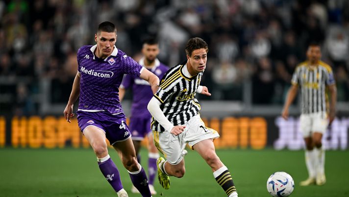 TURIN, ITALY - APRIL 07: Kenan Yildiz of Juventus battles for the ball with Nikola Milenkovic of ACF Fiorentina during the Serie A TIM match between Juventus and ACF Fiorentina at Allianz Stadium on April 07, 2024 in Turin, Italy. (Photo by Daniele Badolato - Juventus FC/Juventus FC via Getty Images) Milenkovic sulla strada degli ex: un’altra notte di sfide e pericoli - immagine 1