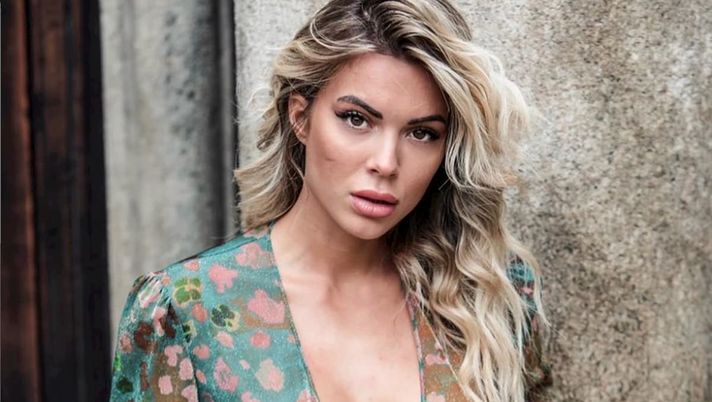 Ludovica Pagani, tris di foto sexy: la scollatura della modella è da urlo. E chiede ai fan&#8230; 