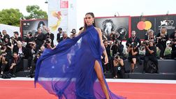 Melissa Satta sfila sul red carpet al Festival di Venezia e poi gioisce per il suo Milan