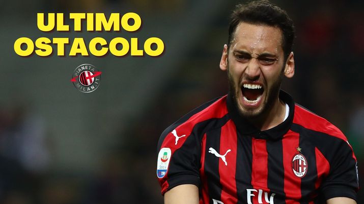 Hakan Calhanoglu (centrocampista AC Milan), in trattativa di calciomercato con il Milan per il rinnovo del suo contratto | AC Milan News (Getty Images) 