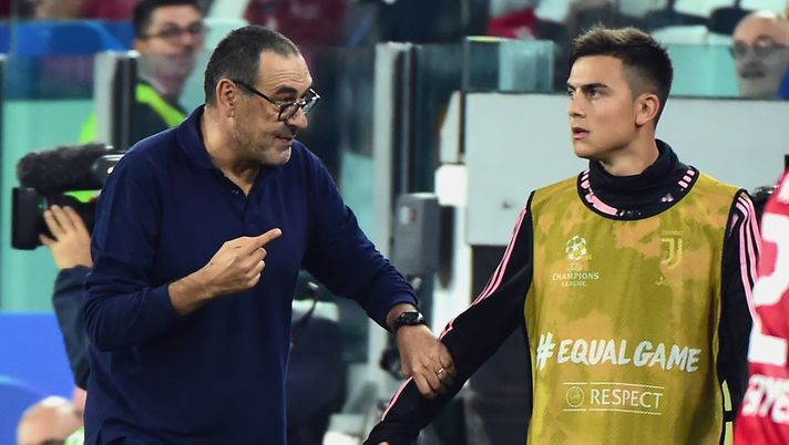 TURIN, ITALY - OCTOBER 01:  (L) Head Coach of FC Juventus Maurizio Sarri speaks with Paulo Dybala of FC Juventus during the UEFA Champions League group D match between Juventus and Bayer Leverkusen at Juventus Arena on October 1, 2019 in Turin, Italy.  (Photo by Pier Marco Tacca/Getty Images) 