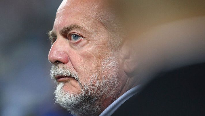 REGGIO NELL'EMILIA, ITALY - AUGUST 23: SSC Napoli president Aurelio De Laurentiis looks on before the Serie A match between US Sassuolo Calcio and SSC Napoli at Mapei Stadium - Città del Tricolore on August 23, 2015 in Reggio nell'Emilia, Italy. (Photo by Marco Luzzani/Getty Images) De Laurentiis: “Spalletti, la verità sul futuro! Traoré costa caro. E Mertens mi ha detto…” - immagine 1