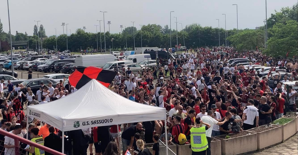 SASSUOLO MILAN, cori dei tifosi rossoneri in attesa del pullman SASSUOLO MILAN, cori dei tifosi rossoneri in attesa del pullman
