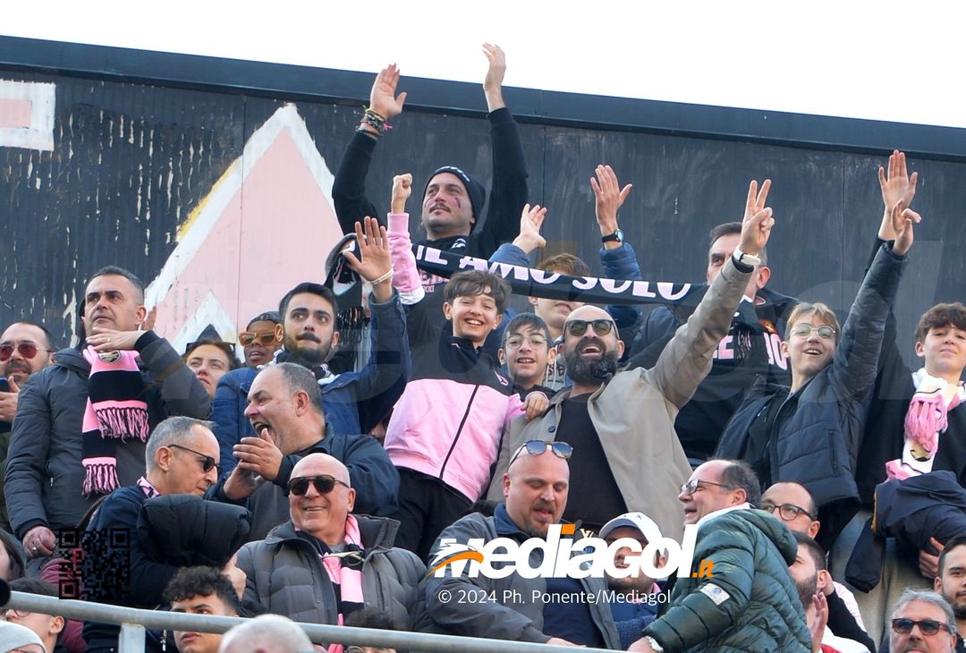 FOTOTIFO Palermo-Como 3-0, gli scatti ai tifosi al “Renzo Barbera” (GALLERY) - immagine 80