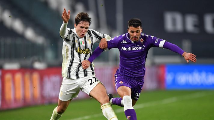 TURIN, ITALY - DECEMBER 22: Federico Chiesa of Juventus battles for possession with Lorenzo Venuti of Fiorentina during the Serie A match between Juventus and ACF Fiorentina at Allianz Stadium on December 22, 2020 in Turin, Italy. Sporting stadiums around Italy remain under strict restrictions due to the Coronavirus Pandemic as Government social distancing laws prohibit fans inside venues resulting in games being played behind closed doors. (Photo by Valerio Pennicino/Getty Images) Pizarro: “Con la Juve è una partita speciale, la Fiorentina può farcela” - immagine 1