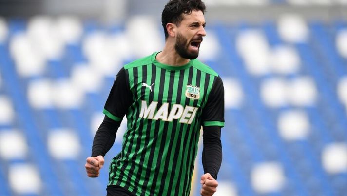REGGIO NELL'EMILIA, ITALY - JANUARY 17: Francesco Caputo of US Sassuolo celebrates during the Serie A match between US Sassuolo and Parma Calcio at Mapei Stadium - Città del Tricolore on January 17, 2021 in Reggio nell'Emilia, Italy. (Photo by Alessandro Sabattini/Getty Images) Caputo: “Contento per la doppia cifra, ma c’è rammarico. Vi spiego la dedica per il gol” - immagine 1