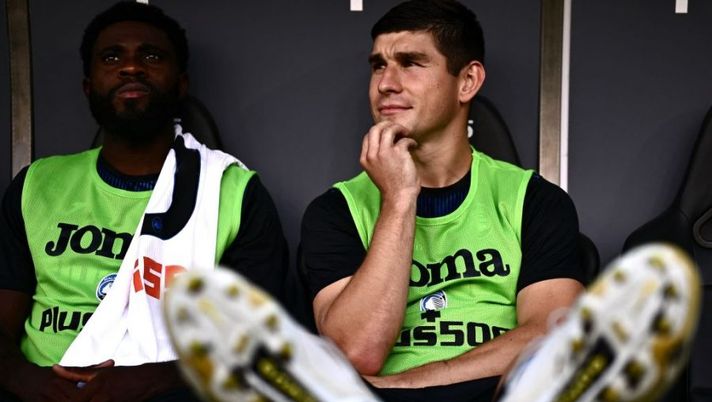 Atalanta's French forward Jeremie Boga (L) and Atalanta's Ukrainian midfielder Ruslan Malinovskyi sit on the bench during the Serie A football match between Sampdoria and Atalanta at the Luigi Ferraris Stadium, in Genoa on August 13, 2022. (Photo by MARCO BERTORELLO / AFP) (Photo by MARCO BERTORELLO/AFP via Getty Images) I casi delicati per la 3a giornata: Malinovskyi, Barak, Raspadori, Ederson, Origi…- immagine 1