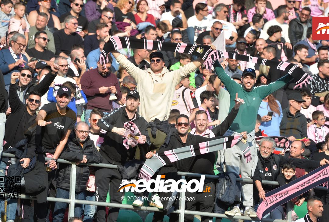 FOTOTIFO Palermo-Como 3-0, gli scatti ai tifosi al “Renzo Barbera” (GALLERY) - immagine 147