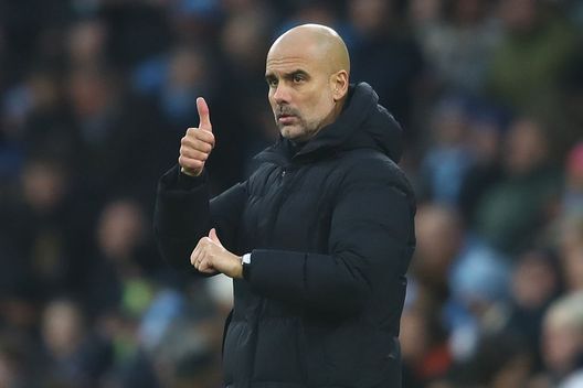 MANCHESTER, ENGLAND - DECEMBER 26: Manchester City manager Josep Guardiola gestures from the touchline during the Premier League match between Manchester City and Leicester City at Etihad Stadium on December 26, 2021 in Manchester, England. (Photo by Chris Brunskill/Getty Images) Guardiola: “Multerò i giocatori perché non mi hanno invitato. Felice per Eriksen. Contratto? C’è tempo” - immagine 1