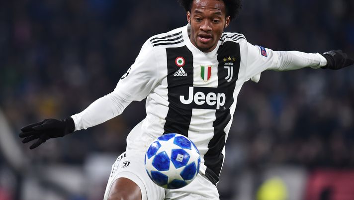 TURIN, ITALY - NOVEMBER 27: Juan Cuadrado of Juventus controls the ball during the Group H match of the UEFA Champions League between Juventus and Valencia at Allianz Stadium on November 27, 2018 in Turin, Italy. (Photo by Giorgio Perottino - Juventus FC/Juventus FC via Getty Images) TURIN, ITALY - NOVEMBER 27: Juan Cuadrado of Juventus controls the ball during the Group H match of the UEFA Champions League between Juventus and Valencia at Allianz Stadium on November 27, 2018 in Turin, Italy. (Photo by Giorgio Perottino - Juventus FC/Juventus FC via Getty Images)