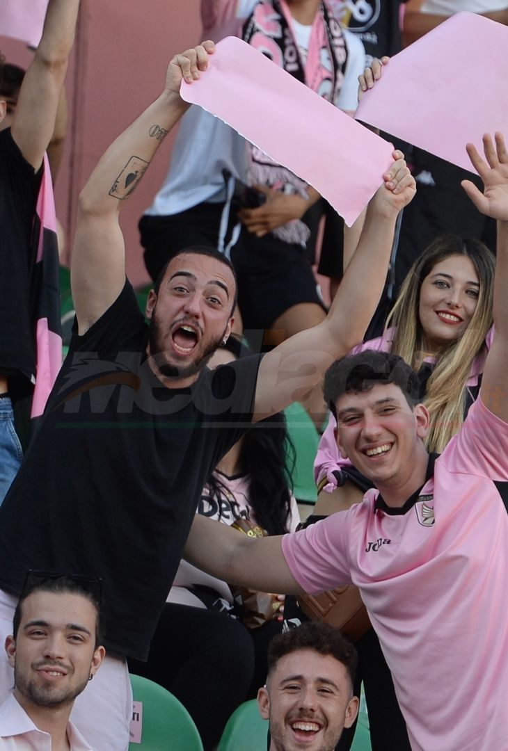 Fototifo, facce da Serie B. I tifosi allo stadio per Palermo-Padova 1-0 - immagine 55
