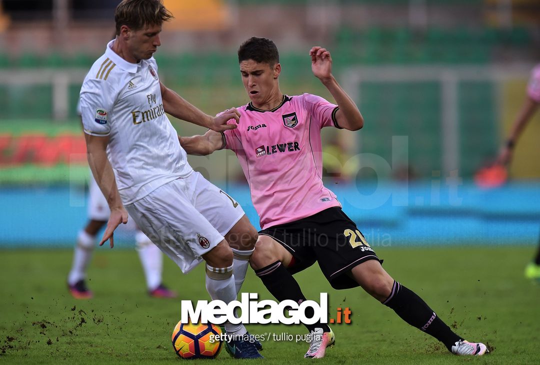  PALERMO, ITALY - NOVEMBER 06:  Ignazio Abate (L) of Milan and Roland Sallai of Palermo compete for the ball during the Serie A match between US Citta di Palermo and AC Milan at Stadio Renzo Barbera on November 6, 2016 in Palermo, Italy.  (Photo by Tullio M. Puglia/Getty Images) 