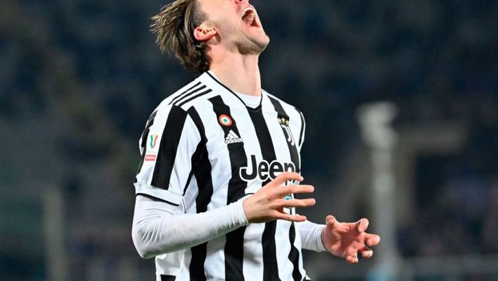 Juventus' Serbian forward Dusan Vlahovic reacts during the Italian Cup (Coppa Italia) semi-final first leg football match Fiorentina vs Juventus at the Artemio-Franchi stadium in Florence on March 2, 2022. (Photo by Alberto PIZZOLI / AFP) (Photo by ALBERTO PIZZOLI/AFP via Getty Images) Sassuolo-Juve, le formazioni ufficiali: la scelta su Vlahovic! C’è Rugani, fuori Ferrari e de Ligt - immagine 1