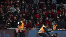 Il Flamengo a Curitiba: un tifoso in campo e un altro parte all’assalto alla tribuna d’onore