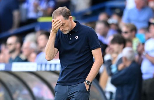 LEEDS, ENGLAND - AUGUST 21: Thomas Tuchel, Manager of Chelsea reacts after Rodrigo Moreno of Leeds United scores their team's second goal during the Premier League match between Leeds United and Chelsea FC at Elland Road on August 21, 2022 in Leeds, England. (Photo by Michael Regan/Getty Images) Tuchel frustrato: “Ci meritiamo questo. Senza voglia non si vince né in Premier né in Champions” - immagine 1
