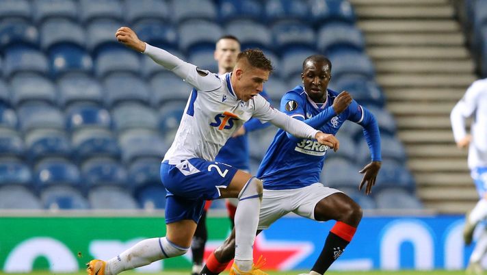 GLASGOW, SCOTLAND - OCTOBER 29: Michal Skoras of Lech Poznan is challenged by Glen Kamara of Rangers during the UEFA Europa League Group D stage match between Rangers and Lech Poznan at Ibrox Stadium on October 29, 2020 in Glasgow, Scotland. Sporting stadiums around the UK remain under strict restrictions due to the Coronavirus Pandemic as Government social distancing laws prohibit fans inside venues resulting in games being played behind closed doors. (Photo by Robert Perry - Pool/Getty Images) Mercato – Sartori punta Skoras, la speranza è che il Mondiale non alzi il prezzo - immagine 1