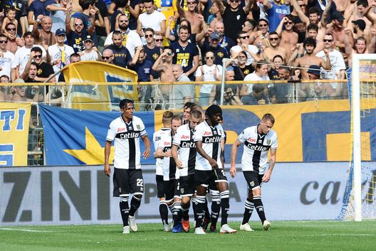 PARMA, ITALY - SEPTEMBER 22: Roberto Inglese of Parma Calcio celebrates after scoring the opening goal during the serie A match between Parma Calcio and Cagliari at Stadio Ennio Tardini on September 22, 2018 in Parma, Italy. (Photo by Mario Carlini / Iguana Press/Getty Images) PARMA, ITALY - SEPTEMBER 22: Roberto Inglese of Parma Calcio celebrates after scoring the opening goal during the serie A match between Parma Calcio and Cagliari at Stadio Ennio Tardini on September 22, 2018 in Parma, Italy. (Photo by Mario Carlini / Iguana Press/Getty Images)
