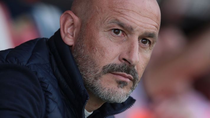 MONZA, ITALY - APRIL 23: ACF Fiorentina coach Vincenzo Italiano looks on during the Serie A match between AC Monza and ACF Fiorentina at Stadio Brianteo on April 23, 2023 in Monza, Italy. (Photo by Emilio Andreoli/Getty Images) Italiano: “La decisione su Cabral, forfait per Sottil! Terracciano e la febbre, Brekalo, Dodo…” - immagine 1