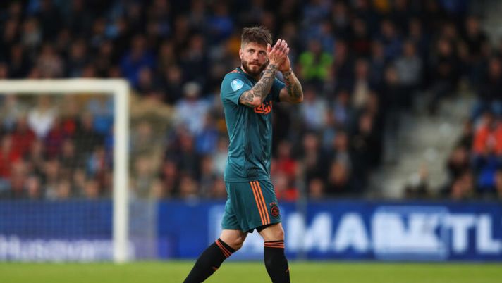 DOETINCHEM, NETHERLANDS - MAY 15: Lasse Schone of Ajax applauds the fans during the Eredivisie match between De Graafschap and Ajax at Stadion De Vijverberg on May 15, 2019 in Doetinchem, Netherlands. (Photo by Dean Mouhtaropoulos/Getty Images) Schone tenta già i fantallenatori: “Segno su punizione nel derby con la Samp” - immagine 1
