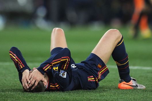 JOHANNESBURG, SOUTH AFRICA - JULY 11: Gerard Pique of Spain celebrates victory at the final whistle during the 2010 FIFA World Cup South Africa Final match between Netherlands and Spain at Soccer City Stadium on July 11, 2010 in Johannesburg, South Africa. (Photo by Jasper Juinen/Getty Images) Piquè e il suo mondiale di… lacrime e sangue: “Mi sono rotto la faccia per la Spagna”- immagine 2