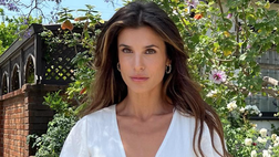 Elisabetta, che splendore! La Canalis sfoggia il suo fisico in un vestitino bianco