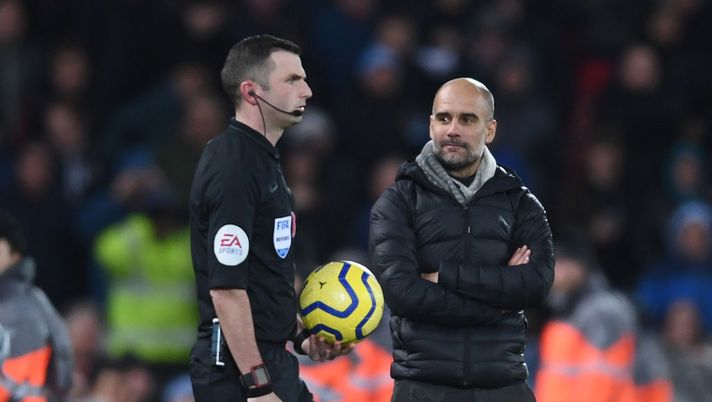 LIVERPOOL, ENGLAND - NOVEMBER 10: Pep Guardiola, Manager of Manchester City looks on at referee Michael Oliver as he walks onto the pitch for the second half during the Premier League match between Liverpool FC and Manchester City at Anfield on November 10, 2019 in Liverpool, United Kingdom. (Photo by Laurence Griffiths/Getty Images) Michael Oliver: designato per il Manchester derby l’arbitro che fece infuriare Pep - immagine 1