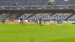 Barcellona, sessione di attivazione con stretching al Maradona