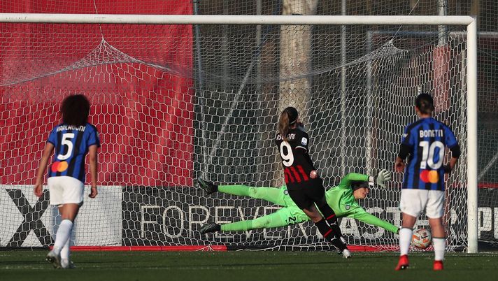 MILAN, ITALY - JANUARY 28: Francesca Durante of FC Internazionale saves a penalty-kick of Kosovare Asllani of AC Milan during the Women Serie A Timvision match between FC Internazionale and AC Milan at Centro Sportivo Vismara on January 28, 2023 in Milan, Italy. (Photo by Marco Luzzani/Getty Images) Derby femminile, gli errori del Milan spianano la strada all’Inter: altro poker - immagine 1