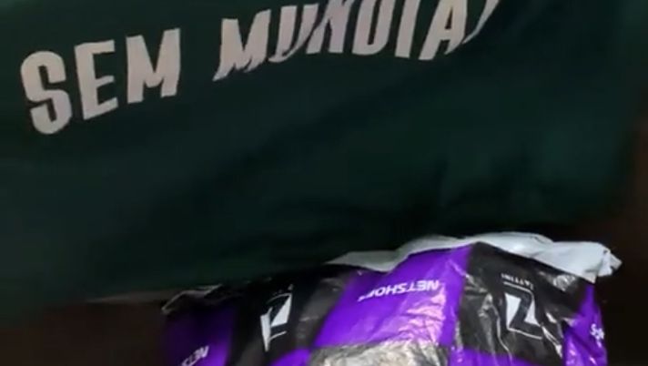 Sulla maglia-regalo del Palmeiras è stata stampata la frase "Senza Mondiale" Tifoso Santos compra una maglia del Palmeiras sul web, ma gli arriva una sorpresina… - immagine 1