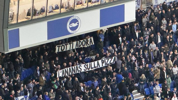 Brighton-Roma, striscione degli inglesi contro Totti: “Adora l’ananas sulla pizza” Brighton-Roma, striscione degli inglesi contro Totti: “Adora l’ananas sulla pizza” - immagine 1