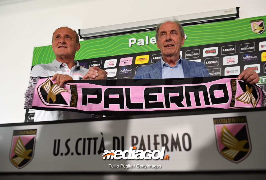  PALERMO, ITALY - APRIL 24: Delio Rossi (L) pose with President Rino Foschi during his presentation ad new Head Coach of US Citta' di Palermo at Tenente Carmelo Onorato Sports Center on April 24, 2019 in Palermo, Italy. (Photo by Tullio M. Puglia/Getty Images) 
