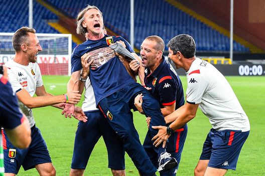 GENOA, ITALY - AUGUST 02: Davide Nicola coach of Genoa (2nd from left) celebrates clubs safety with his staff after the Serie A match between Genoa CFC and Hellas Verona at Stadio Luigi Ferraris on August 2, 2020 in Genoa, Italy. (Photo by Paolo Rattini/Getty Images) Nicola, altro miracolo compiuto: Salernitana salva, il Cagliari retrocede in B- immagine 2