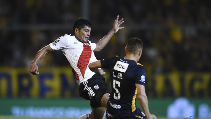 ROSARIO, ARGENTINA - FEBRUARY 14: Robert Rojas of River Plate fights for the ball with Leonardo Gil of Rosario Central during a match between Rosario Central and River Plate as part of Superliga 2018/19 at Estadio Gigante de Arroyito on February 14, 2019 in Rosario, Argentina. (Photo by Marcelo Endelli/Getty Images) ROSARIO, ARGENTINA - FEBRUARY 14: Robert Rojas of River Plate fights for the ball with Leonardo Gil of Rosario Central during a match between Rosario Central and River Plate as part of Superliga 2018/19 at Estadio Gigante de Arroyito on February 14, 2019 in Rosario, Argentina. (Photo by Marcelo Endelli/Getty Images)