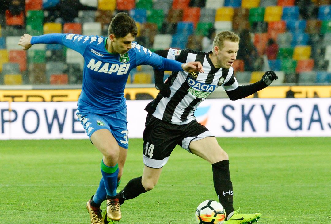  UDINE, ITALY - MARCH 17: Jakub Jankto of Udinese (R) competes with Cristian Dell'Orco of Sassuolo  during the serie A match between Udinese Calcio and US Sassuolo at Stadio Friuli on March 17, 2018 in Udine, Italy.  (Photo by Dino Panato/Getty Images) 