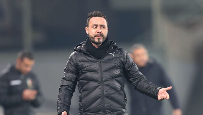 FLORENCE, ITALY - DECEMBER 16: Roberto De Zerbi manager of US Sassuolo shouts instructions to his players during the Serie A match between ACF Fiorentina and US Sassuolo at Stadio Artemio Franchi on December 16, 2020 in Florence, Italy. (Photo by Gabriele Maltinti/Getty Images) De Zerbi: “Nessun problema a parte Berardi, Caputo ha bisogno di giocare” - immagine 1