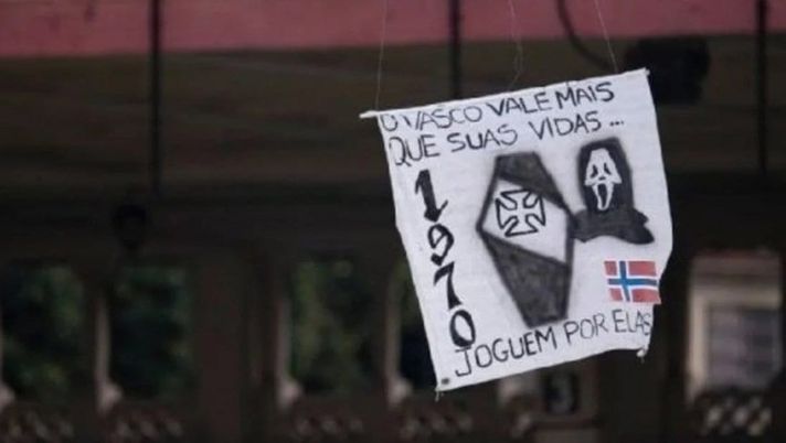 I tifosi con il drone durante l’intervallo: una bara e minacce ai giocatori del Vasco da Gama I tifosi con il drone durante l’intervallo: una bara e minacce ai giocatori del Vasco da Gama